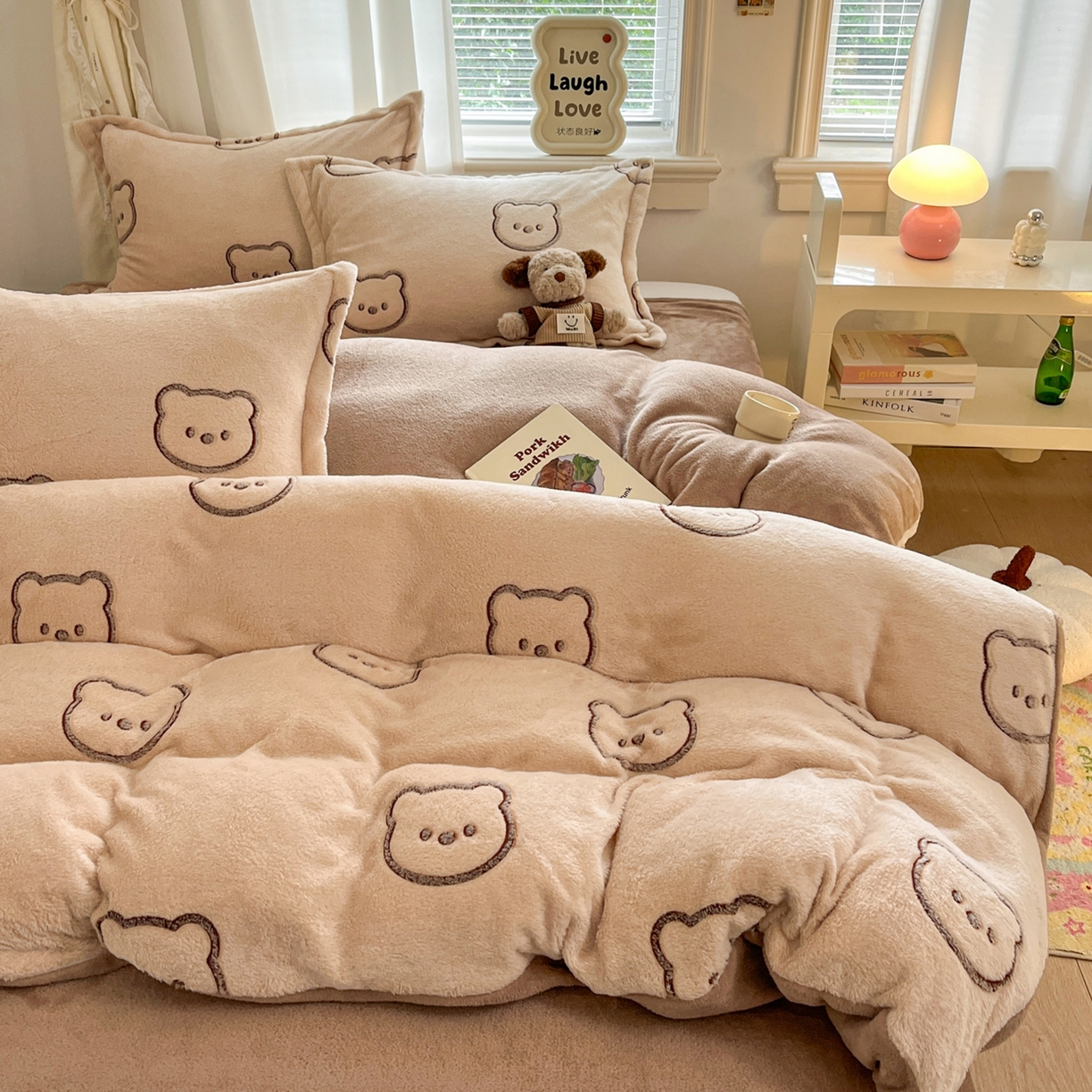 91家纺网 家纺一手货源 找家纺 川悦生活2025新款立体雪花绒印花大床四件套系列二场景二 曲奇小熊