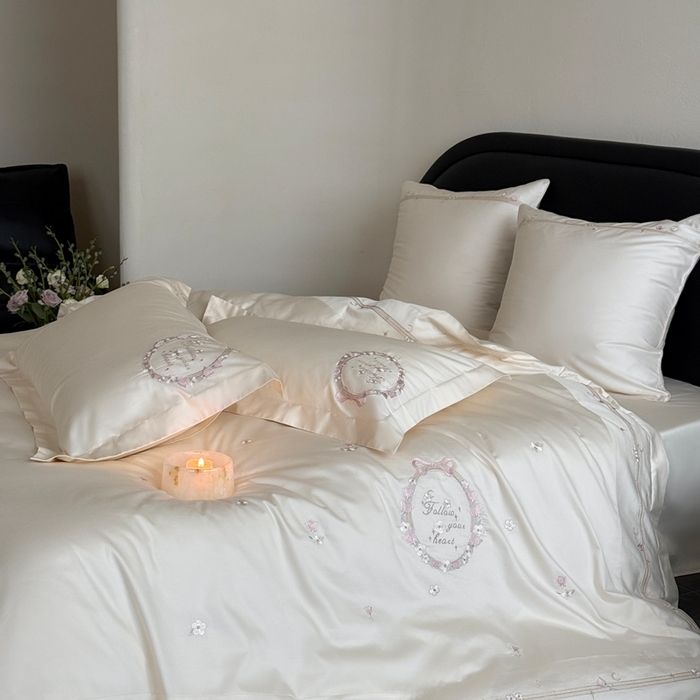 91家纺网 家纺一手货源 找家纺 鹿班家居2025新款秋冬100S长绒棉精密刺绣系列——浅梦落樱(标准会员-20） 白色