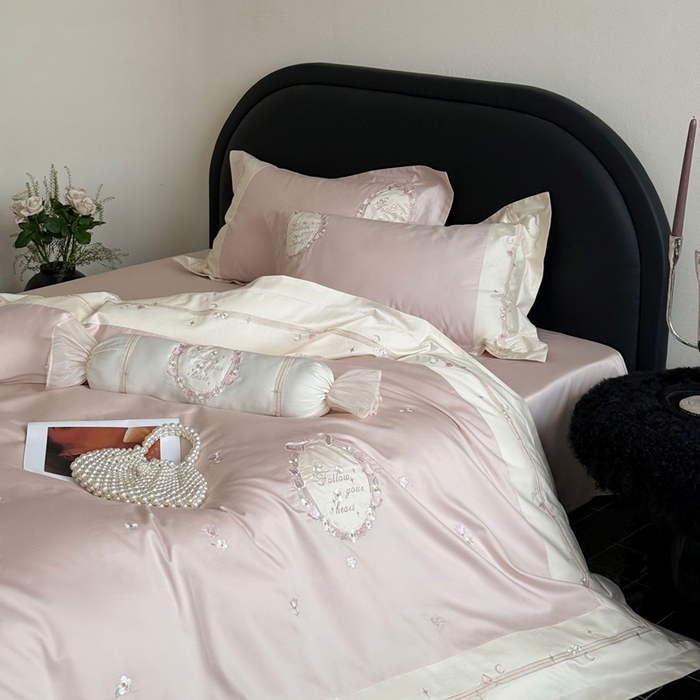 91家纺网 家纺一手货源 找家纺 鹿班家居2025新款秋冬100S长绒棉精密刺绣系列——浅梦落樱(标准会员-20） 粉色