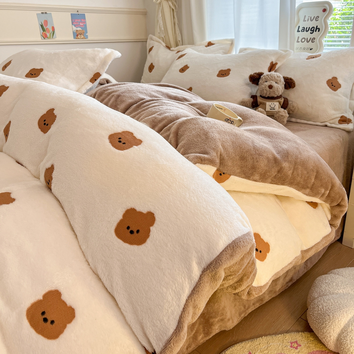 川悦生活2025新款立体雪花绒印花大床四件套系列二场景二 豆奶小熊