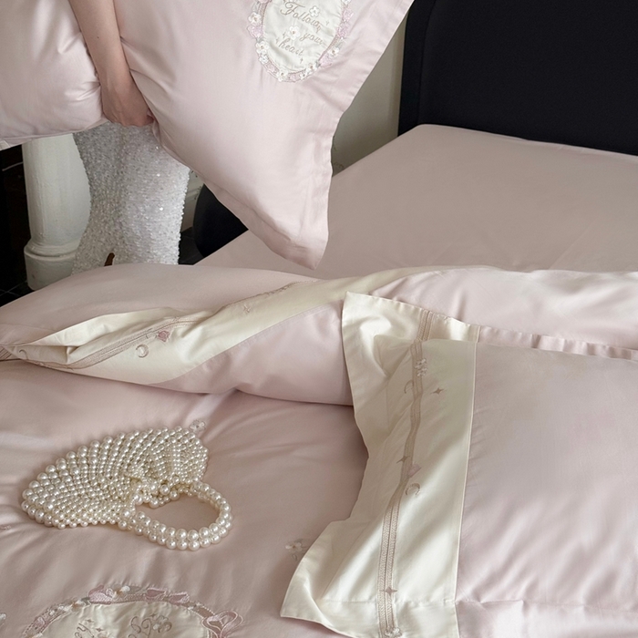 91家纺网 家纺一手货源 找家纺 鹿班家居2025新款秋冬100S长绒棉精密刺绣系列——浅梦落樱(标准会员-20） 粉色