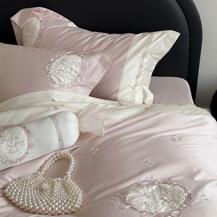 91家纺网 家纺一手货源 找家纺 鹿班家居2025新款秋冬100S长绒棉精密刺绣系列——浅梦落樱(标准会员-20） 粉色