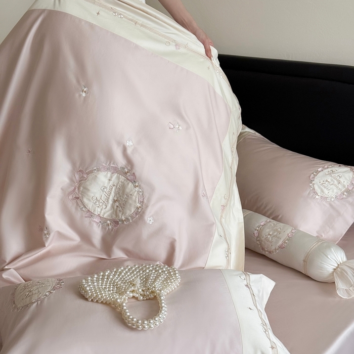 91家纺网 家纺一手货源 找家纺 鹿班家居2025新款秋冬100S长绒棉精密刺绣系列——浅梦落樱(标准会员-20） 粉色