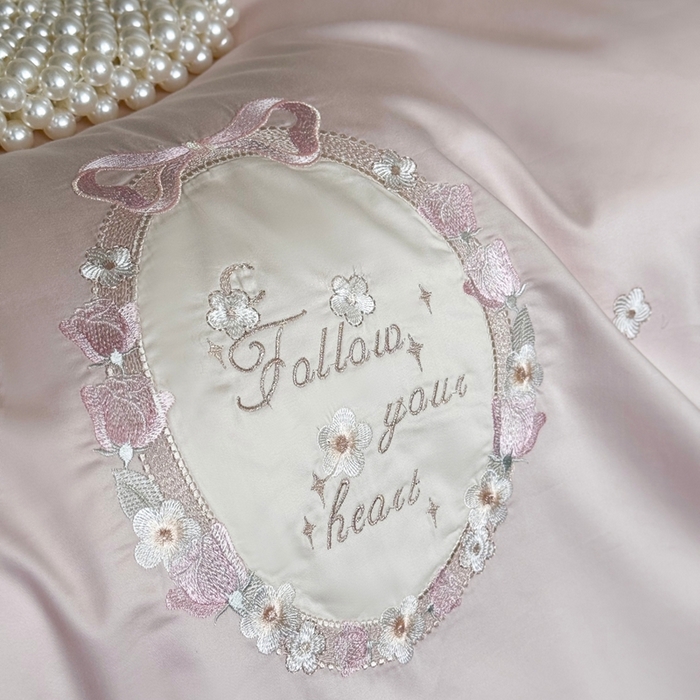 91家纺网 家纺一手货源 找家纺 鹿班家居2025新款秋冬100S长绒棉精密刺绣系列——浅梦落樱(标准会员-20） 粉色