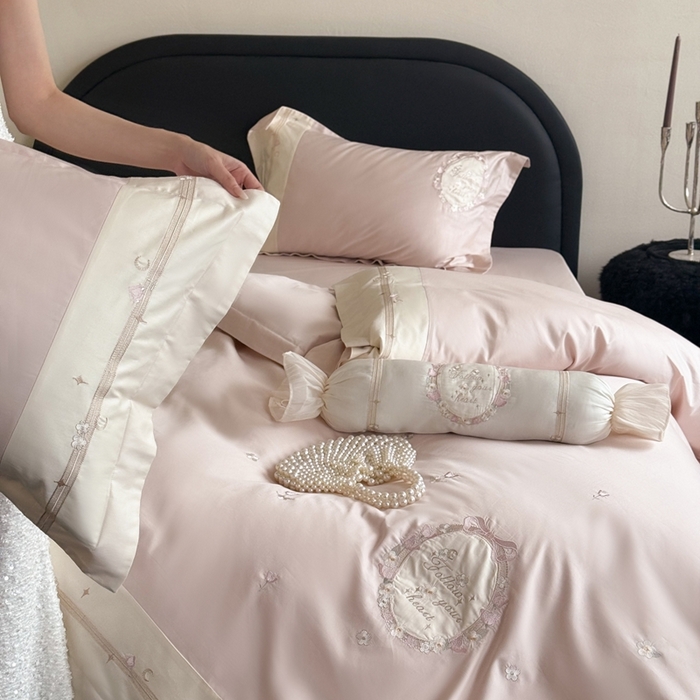 91家纺网 家纺一手货源 找家纺 鹿班家居2025新款秋冬100S长绒棉精密刺绣系列——浅梦落樱(标准会员-20） 粉色