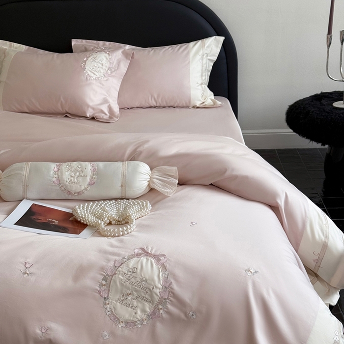 91家纺网 家纺一手货源 找家纺 鹿班家居2025新款秋冬100S长绒棉精密刺绣系列——浅梦落樱(标准会员-20） 粉色