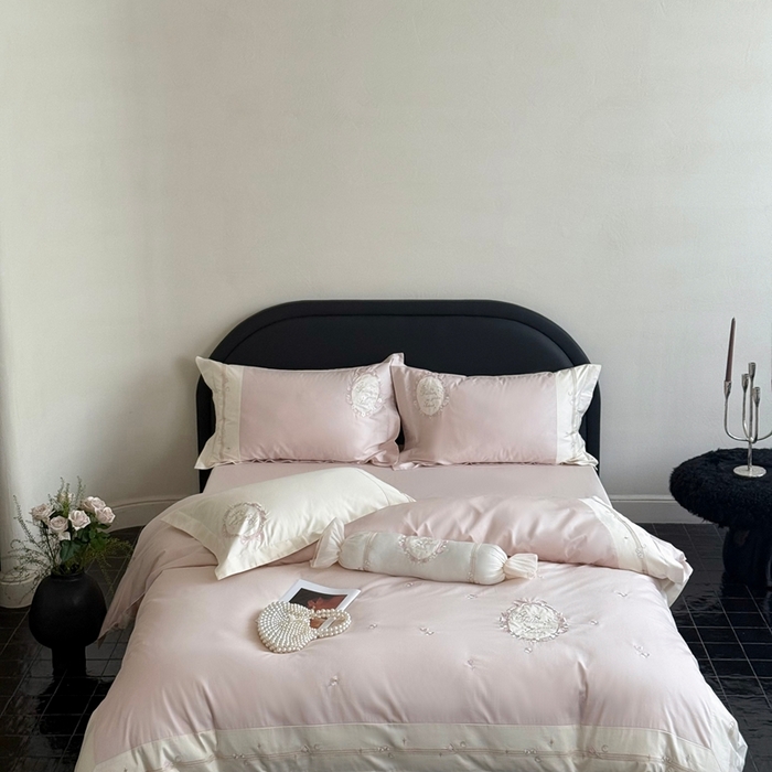 91家纺网 家纺一手货源 找家纺 鹿班家居2025新款秋冬100S长绒棉精密刺绣系列——浅梦落樱(标准会员-20） 粉色