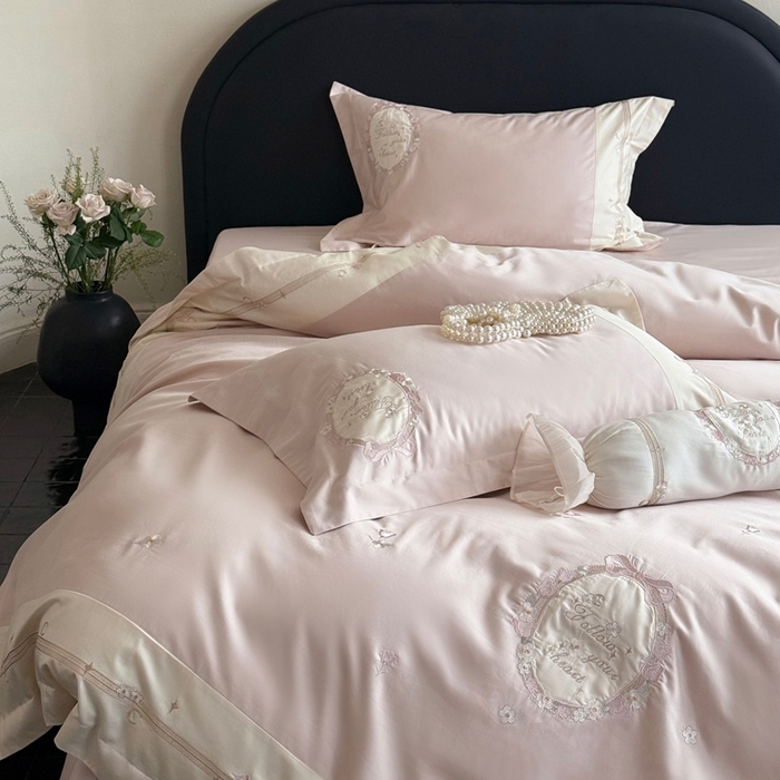 91家纺网 家纺一手货源 找家纺 鹿班家居2025新款秋冬100S长绒棉精密刺绣系列——浅梦落樱(标准会员-20） 粉色