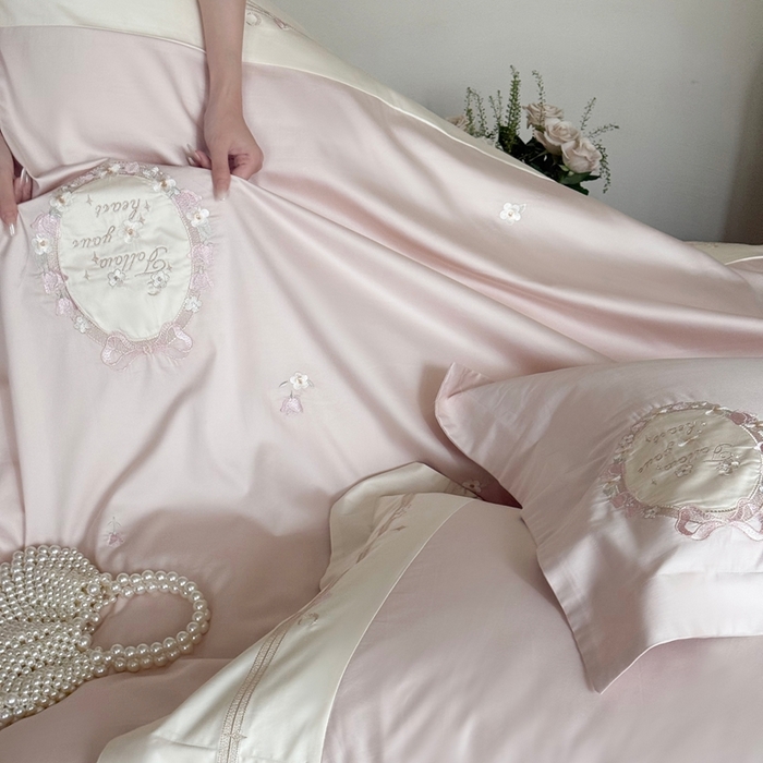 91家纺网 家纺一手货源 找家纺 鹿班家居2025新款秋冬100S长绒棉精密刺绣系列——浅梦落樱(标准会员-20） 粉色