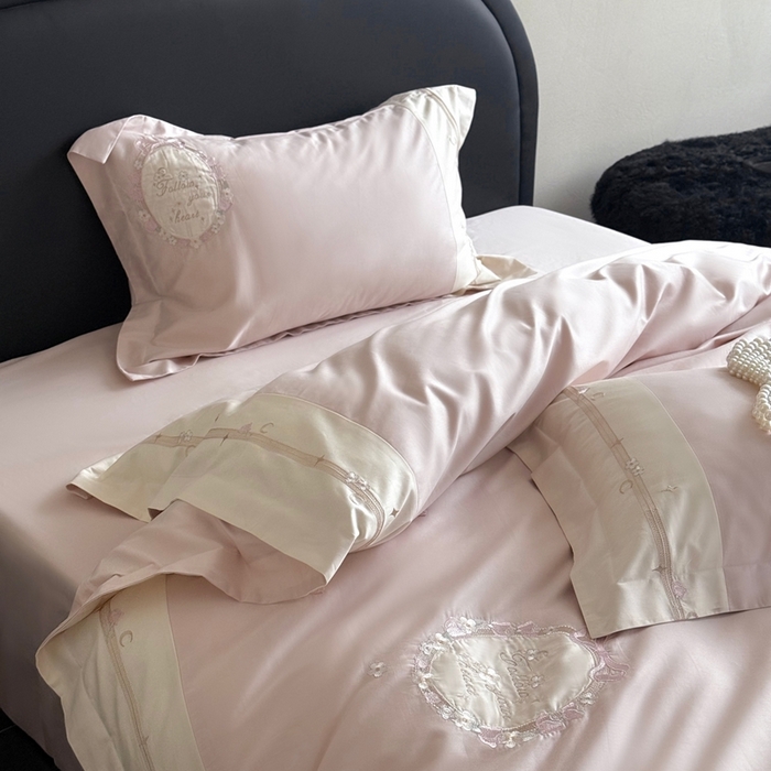 91家纺网 家纺一手货源 找家纺 鹿班家居2025新款秋冬100S长绒棉精密刺绣系列——浅梦落樱(标准会员-20） 粉色