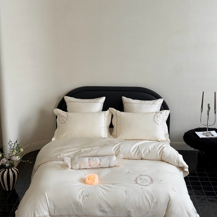 91家纺网 家纺一手货源 找家纺 鹿班家居2025新款秋冬100S长绒棉精密刺绣系列——浅梦落樱(标准会员-20） 白色