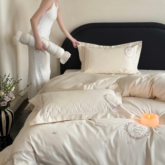 91家纺网 家纺一手货源 找家纺 鹿班家居2025新款秋冬100S长绒棉精密刺绣系列——浅梦落樱(标准会员-20） 白色