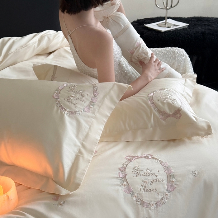 91家纺网 家纺一手货源 找家纺 鹿班家居2025新款秋冬100S长绒棉精密刺绣系列——浅梦落樱(标准会员-20） 白色