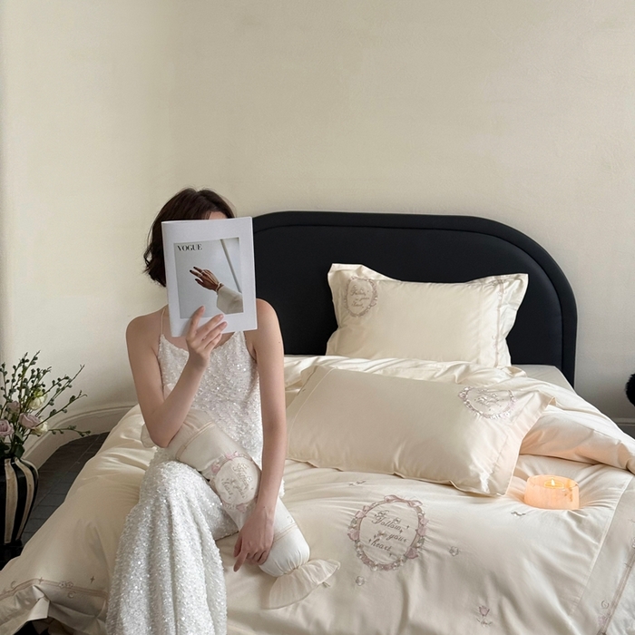 91家纺网 家纺一手货源 找家纺 鹿班家居2025新款秋冬100S长绒棉精密刺绣系列——浅梦落樱(标准会员-20） 白色