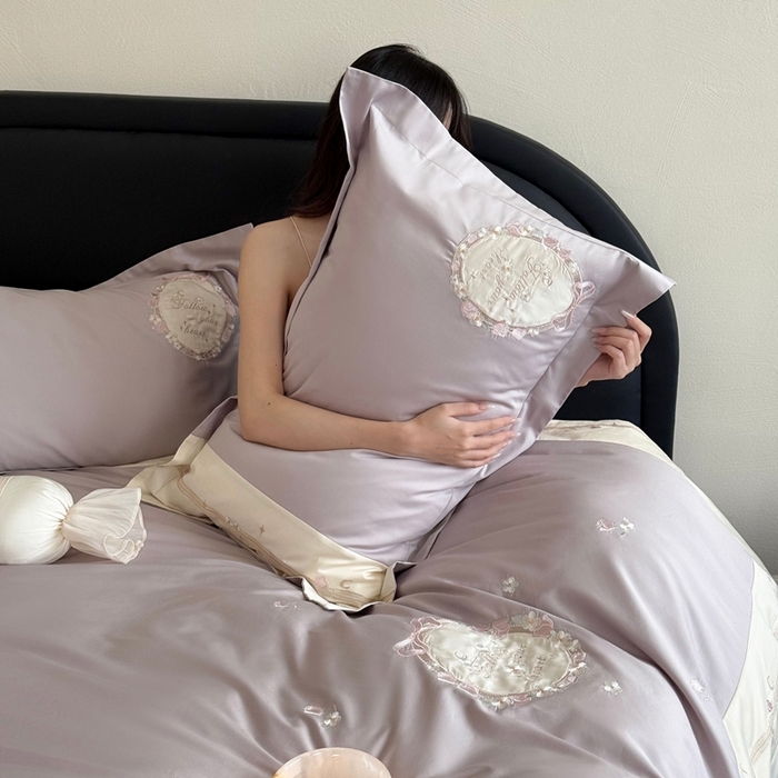 91家纺网 家纺一手货源 找家纺 鹿班家居2025新款秋冬100S长绒棉精密刺绣系列——浅梦落樱(标准会员-20） 紫色