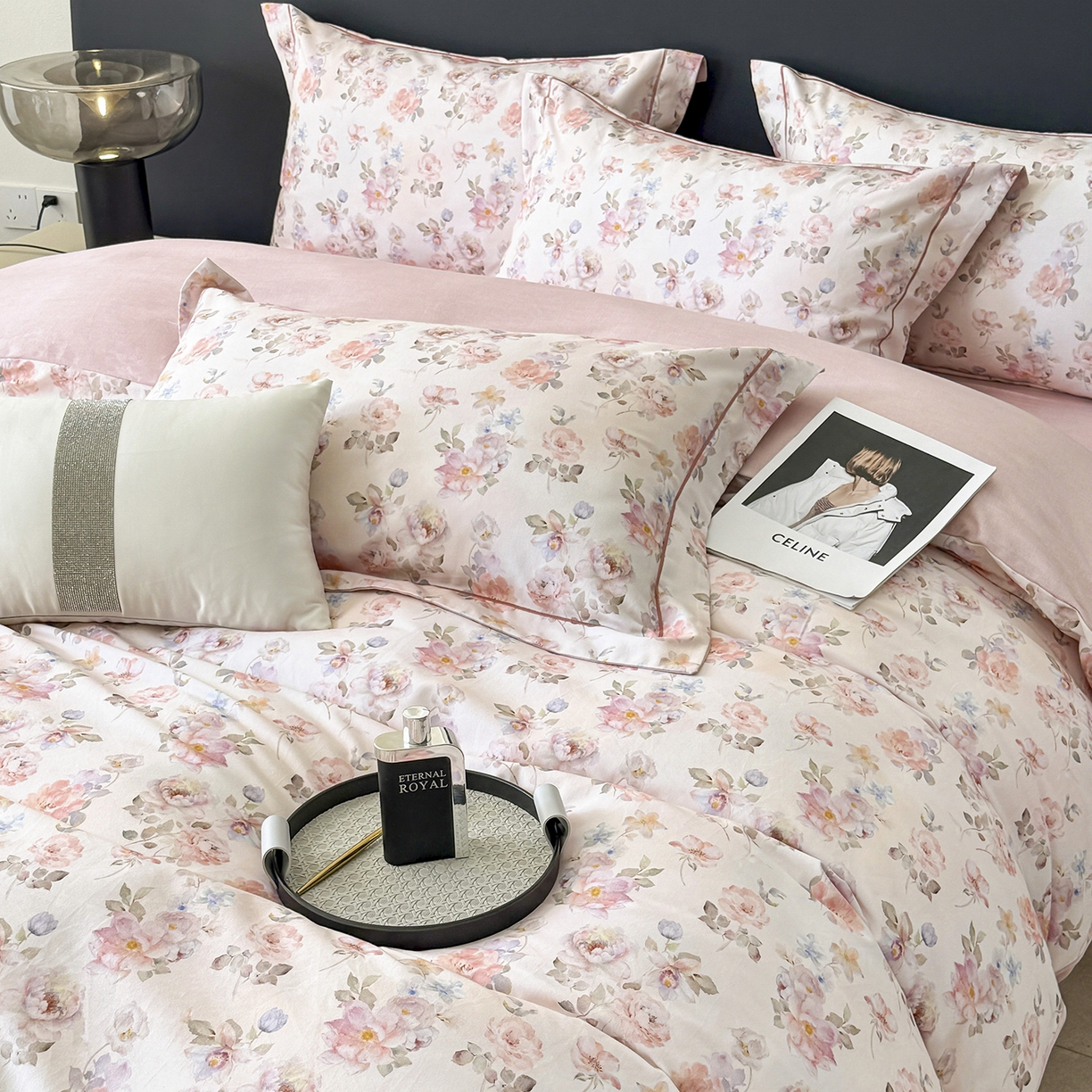 91家纺网 家纺一手货源 找家纺 清雅福2025新款A类全棉磨毛数码印花四件套 花屿间·粉