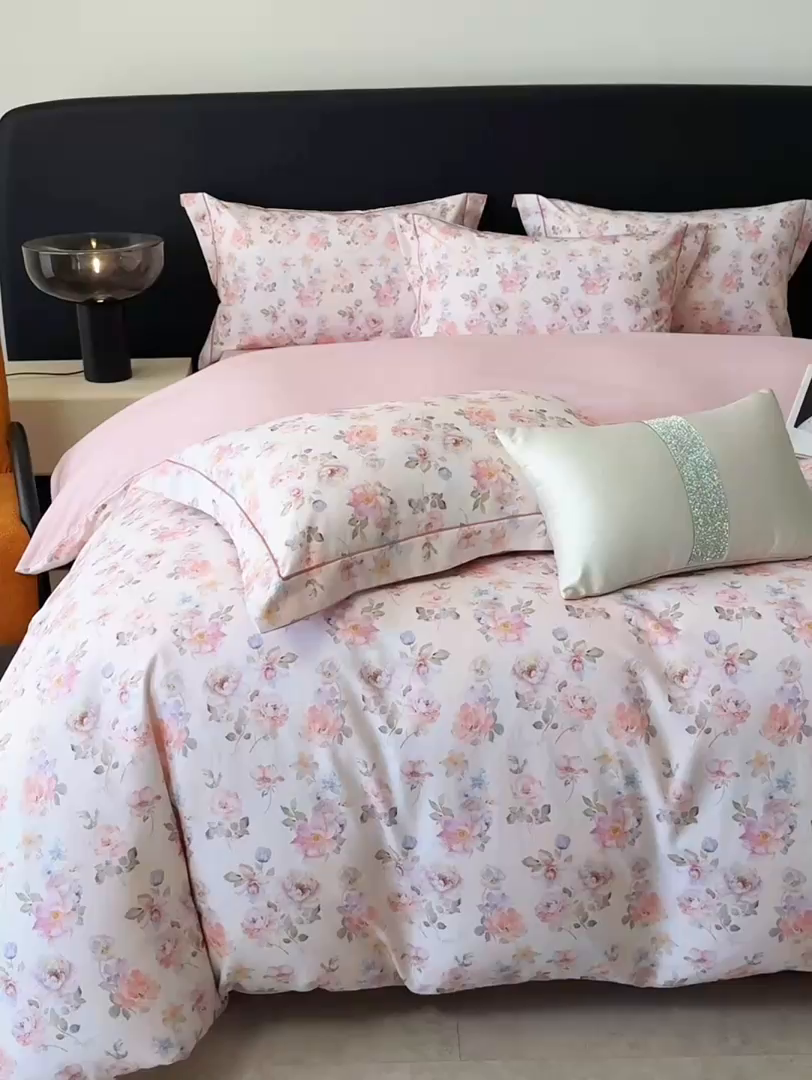 91家纺网 家纺一手货源 找家纺 清雅福2025新款A类全棉磨毛数码印花四件套 花屿间·粉