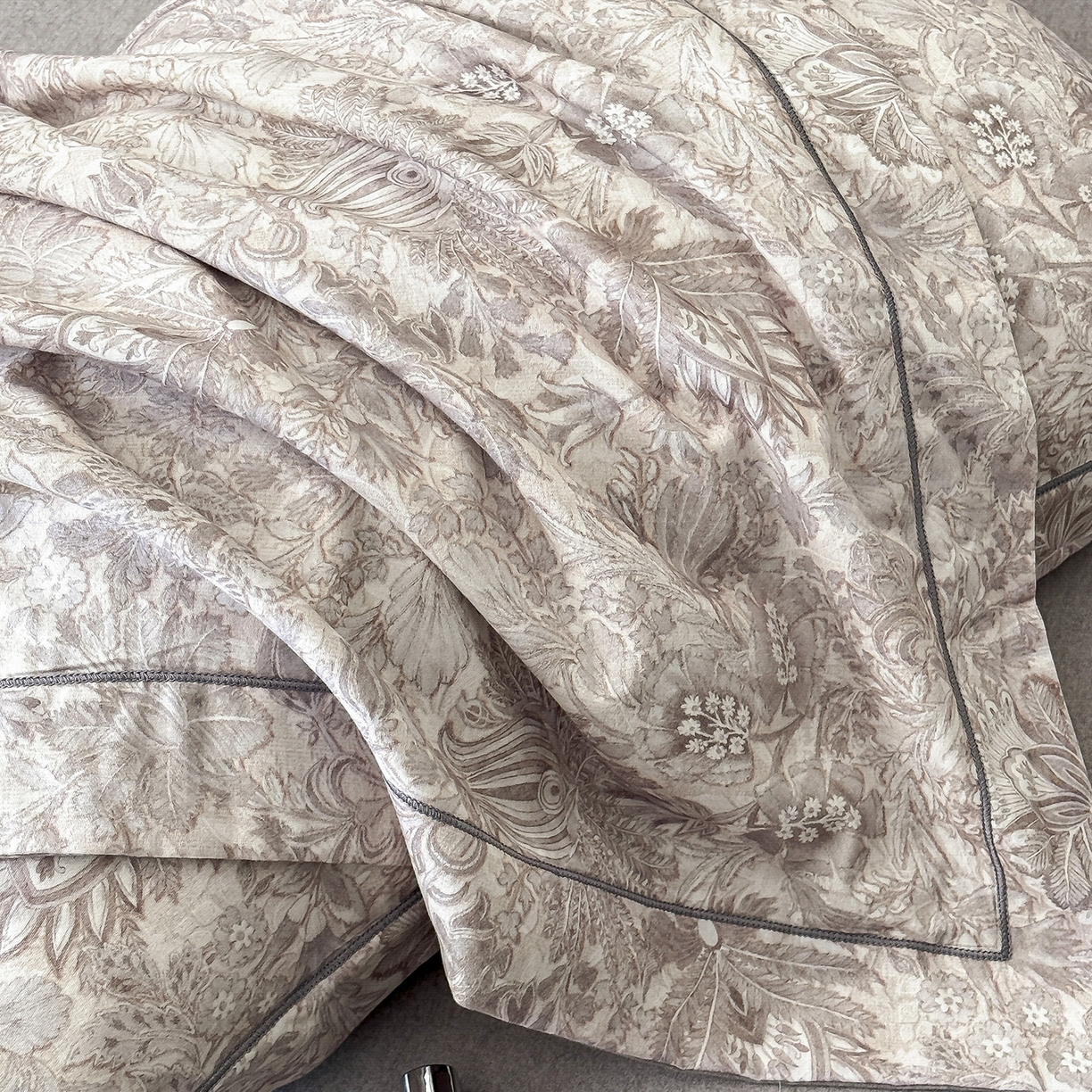 91家纺网 家纺一手货源 找家纺 清雅福2025新款A类全棉磨毛数码印花四件套 莉娅·灰