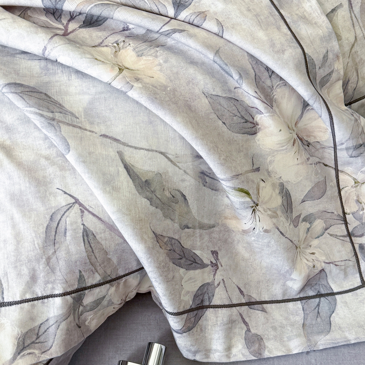 91家纺网 家纺一手货源 找家纺 清雅福2025新款A类全棉磨毛数码印花四件套 琼枝·灰