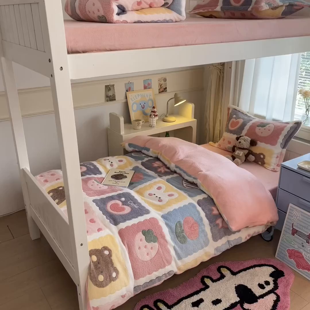 91家纺网 家纺一手货源 找家纺 川悦生活 2025新款立体雪花绒印花四件套学生床系列一场景二 甜蜜日常粉