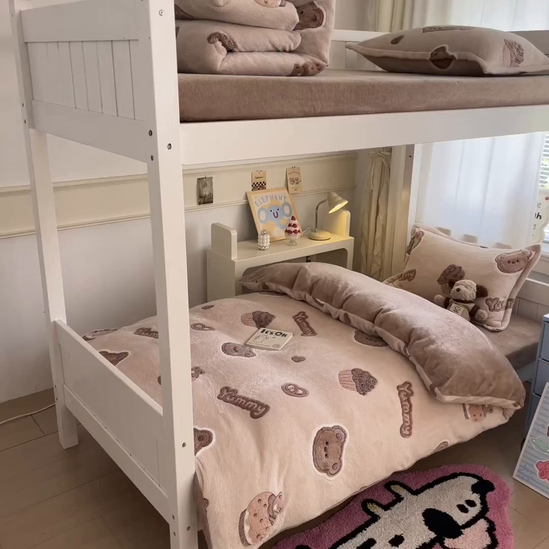 91家纺网 家纺一手货源 找家纺 川悦生活 2025新款立体雪花绒印花四件套学生床系列一场景二 巧克力熊