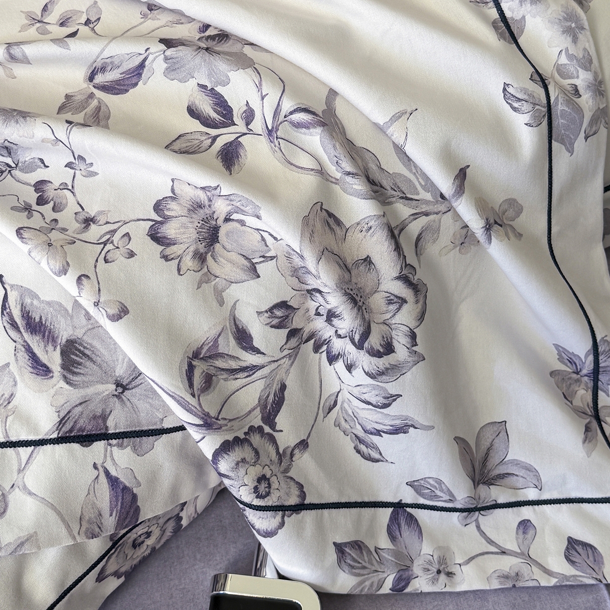 91家纺网 家纺一手货源 找家纺 清雅福2025新款A类全棉磨毛数码印花四件套 薇宁·白