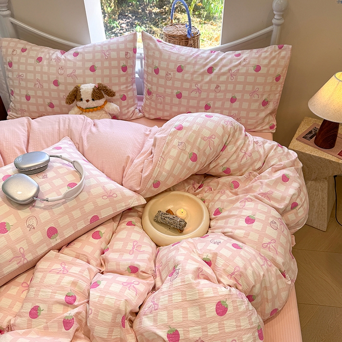 91家纺网 家纺一手货源 找家纺 颜选 2025春夏新款双层纱印花四件套 草莓蝴蝶结