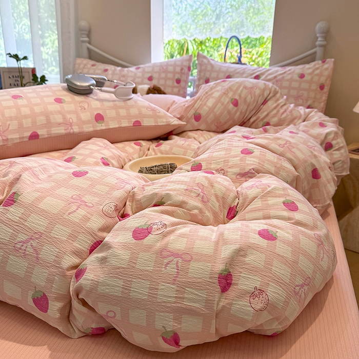 91家纺网 家纺一手货源 找家纺 颜选 2025春夏新款双层纱印花四件套 草莓蝴蝶结