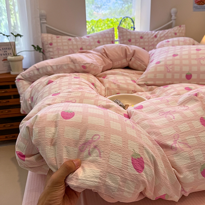 91家纺网 家纺一手货源 找家纺 颜选 2025春夏新款双层纱印花四件套 草莓蝴蝶结