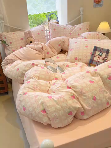 91家纺网 家纺一手货源 找家纺 颜选 2025春夏新款双层纱印花四件套 草莓蝴蝶结