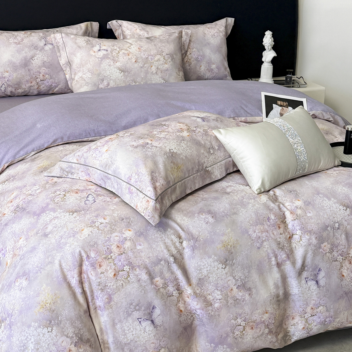 91家纺网 家纺一手货源 找家纺 清雅福2025新款A类全棉磨毛数码印花四件套 雾野花蝶·紫