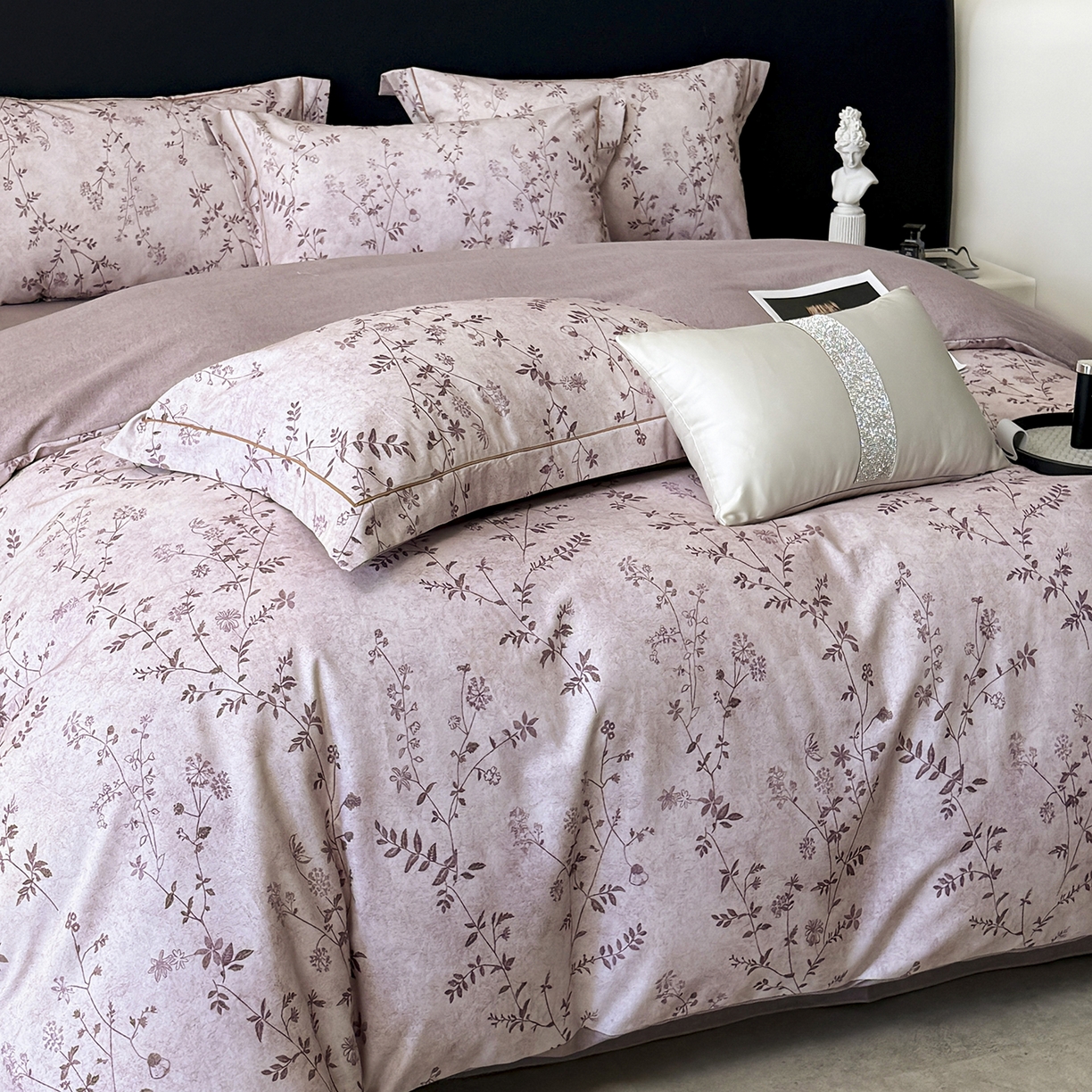 91家纺网 家纺一手货源 找家纺 清雅福2025新款A类全棉磨毛数码印花四件套 织梦·粉紫