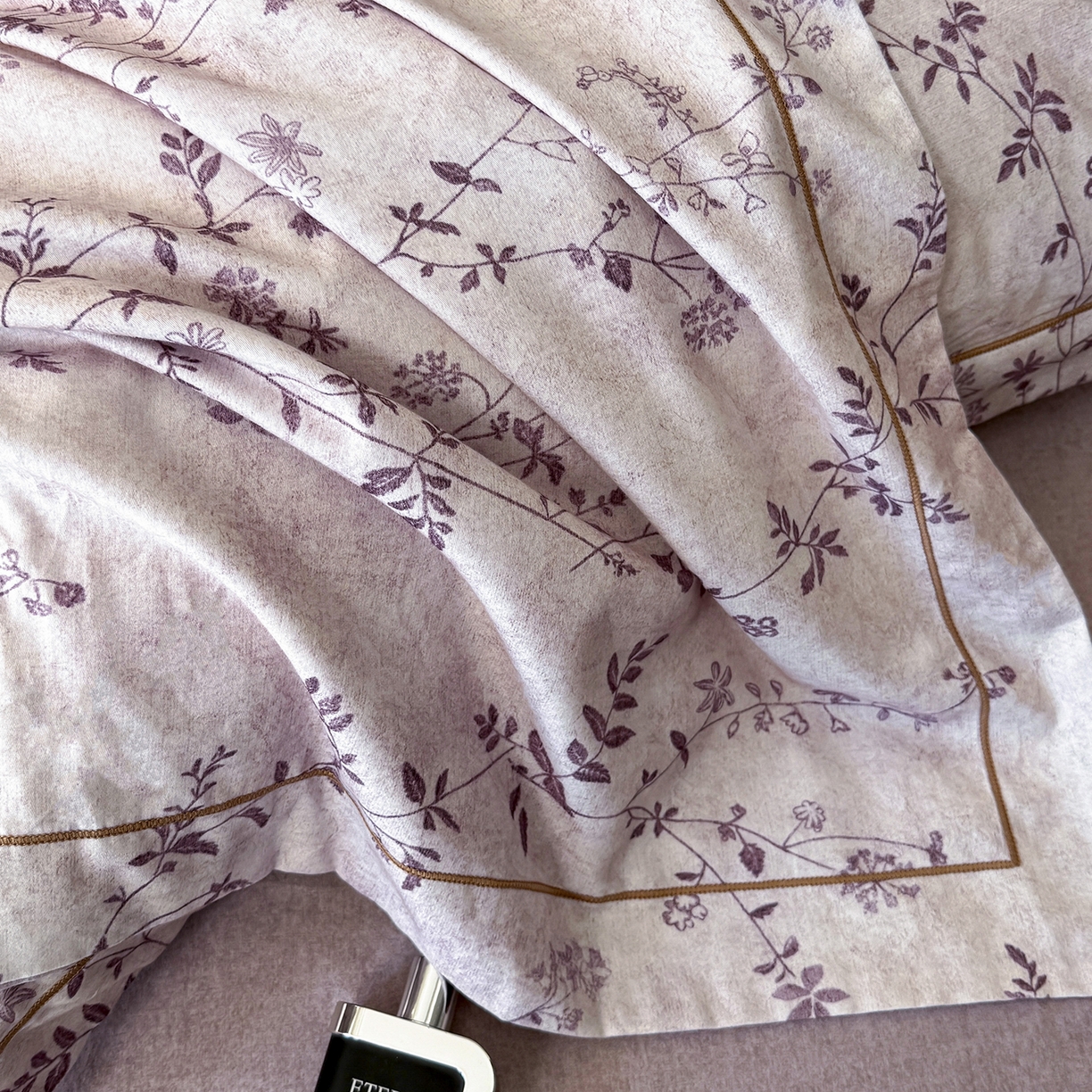 91家纺网 家纺一手货源 找家纺 清雅福2025新款A类全棉磨毛数码印花四件套 织梦·粉紫