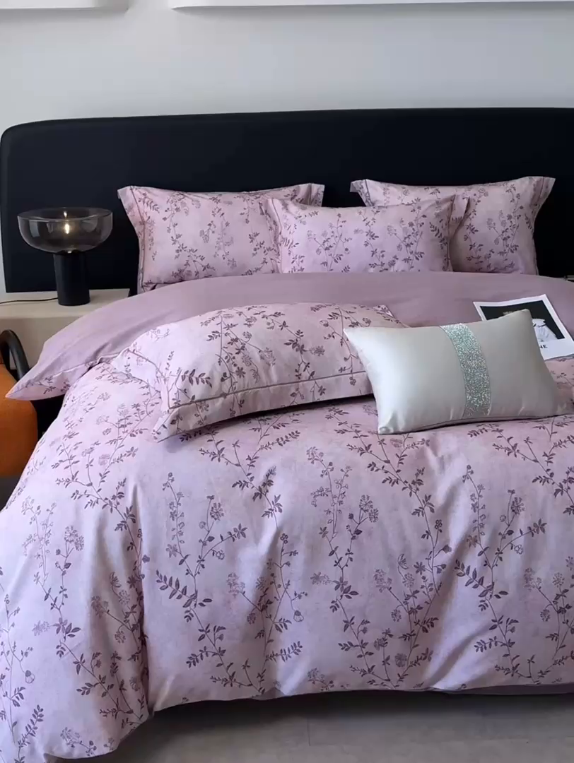 91家纺网 家纺一手货源 找家纺 清雅福2025新款A类全棉磨毛数码印花四件套 织梦·粉紫