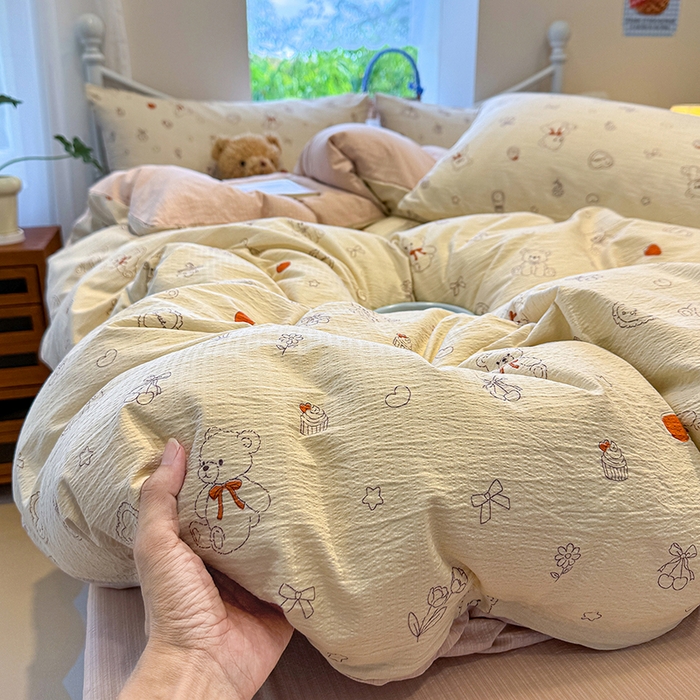 91家纺网 家纺一手货源 找家纺 颜选 2025春夏新款双层纱印花四件套 玩偶幻想曲