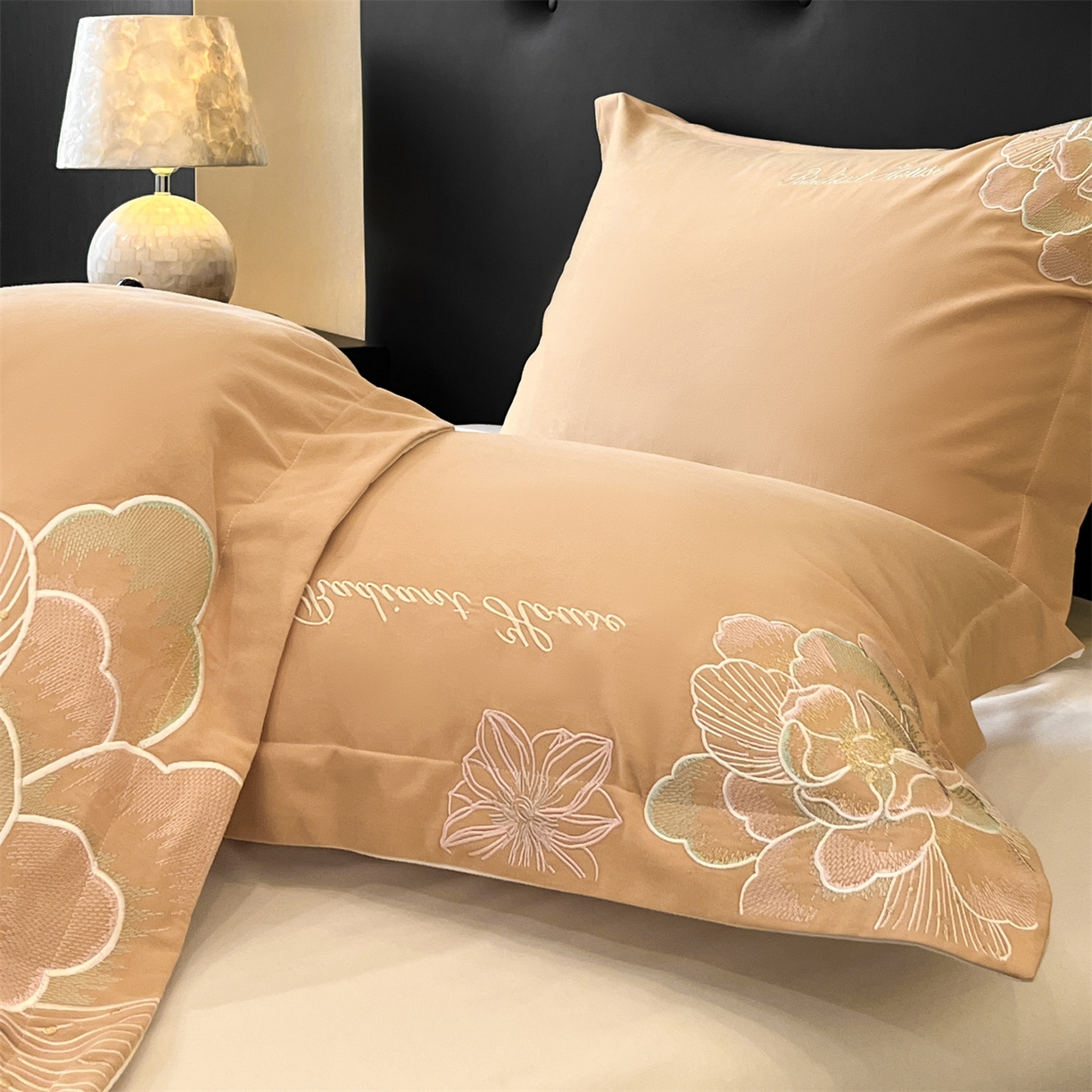 91家纺网 家纺一手货源 找家纺 笙意家纺 2025新款A类全棉磨毛刺绣四件套-秘境系列 秘境-贝卡黄+柔雾米