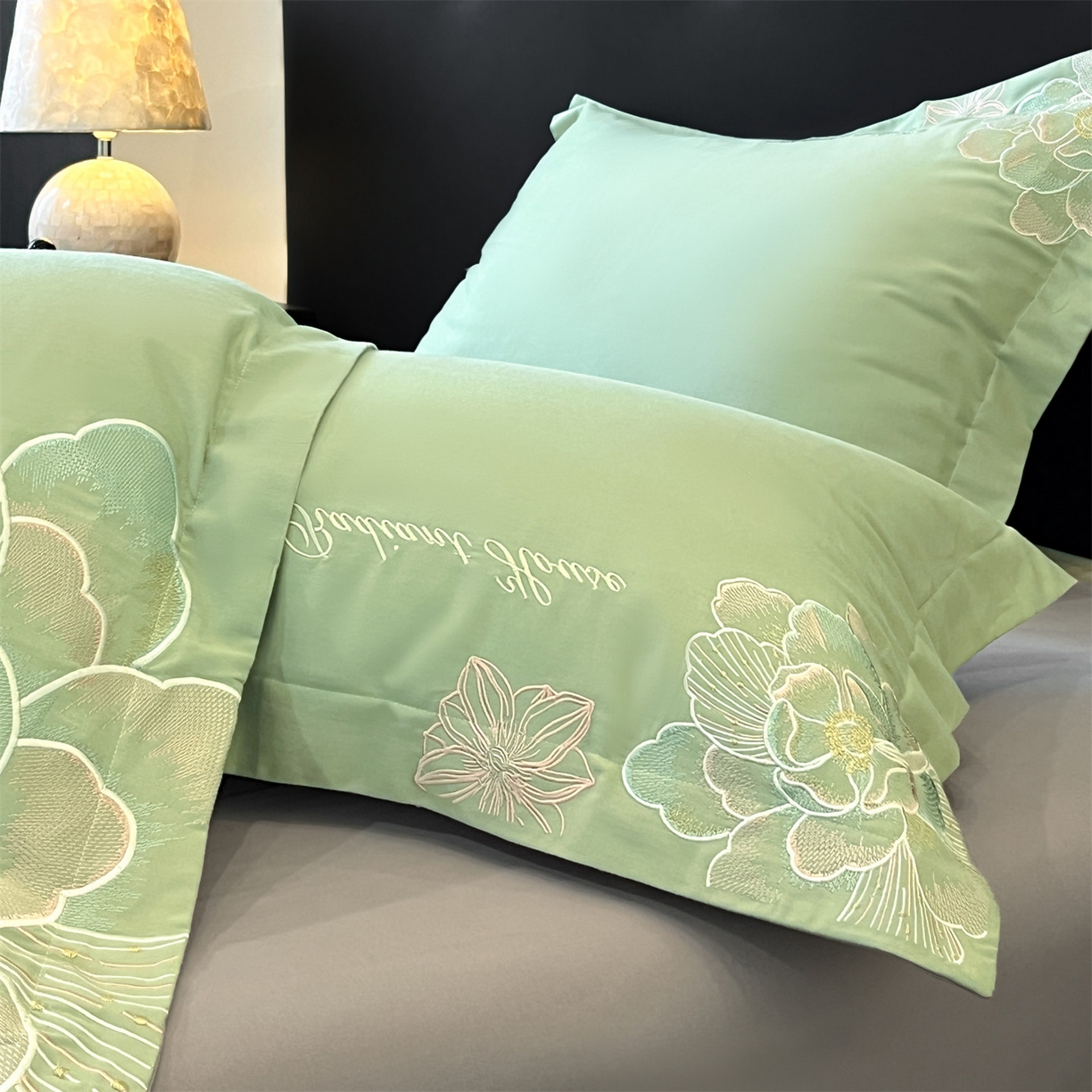 91家纺网 家纺一手货源 找家纺 笙意家纺 2025新款A类全棉磨毛刺绣四件套-秘境系列 秘境-春野绿+陨石灰