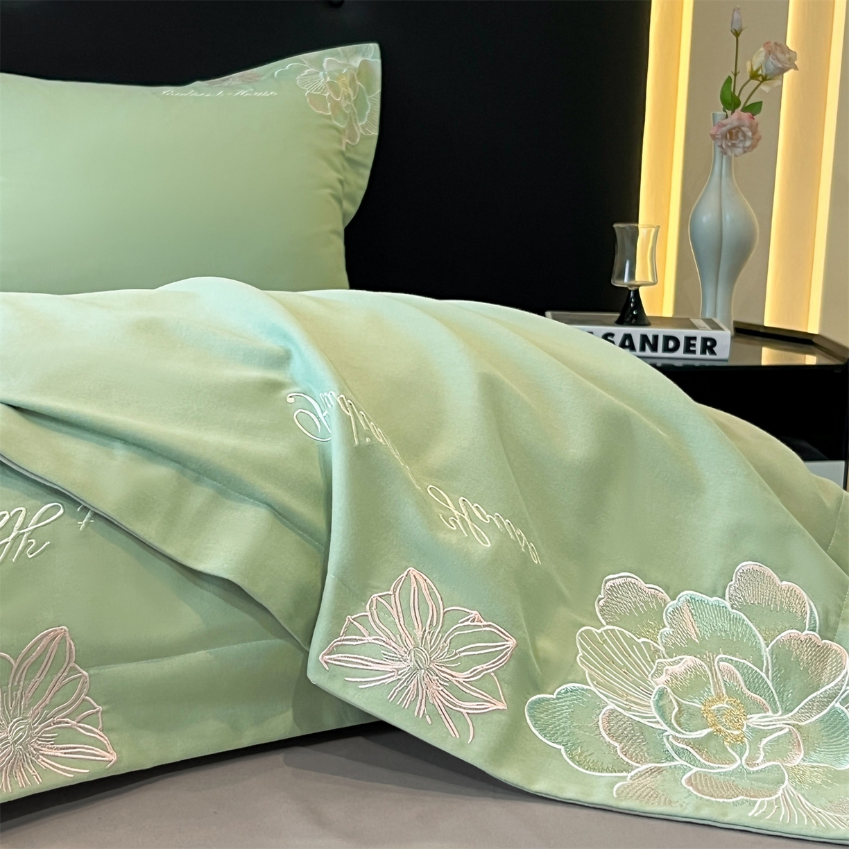 91家纺网 家纺一手货源 找家纺 笙意家纺 2025新款A类全棉磨毛刺绣四件套-秘境系列 秘境-春野绿+陨石灰