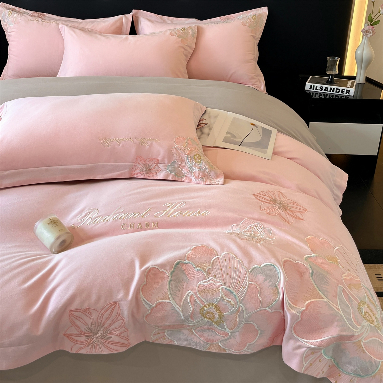 91家纺网 家纺一手货源 找家纺 笙意家纺 2025新款A类全棉磨毛刺绣四件套-秘境系列 秘境-绯粉+陨石灰