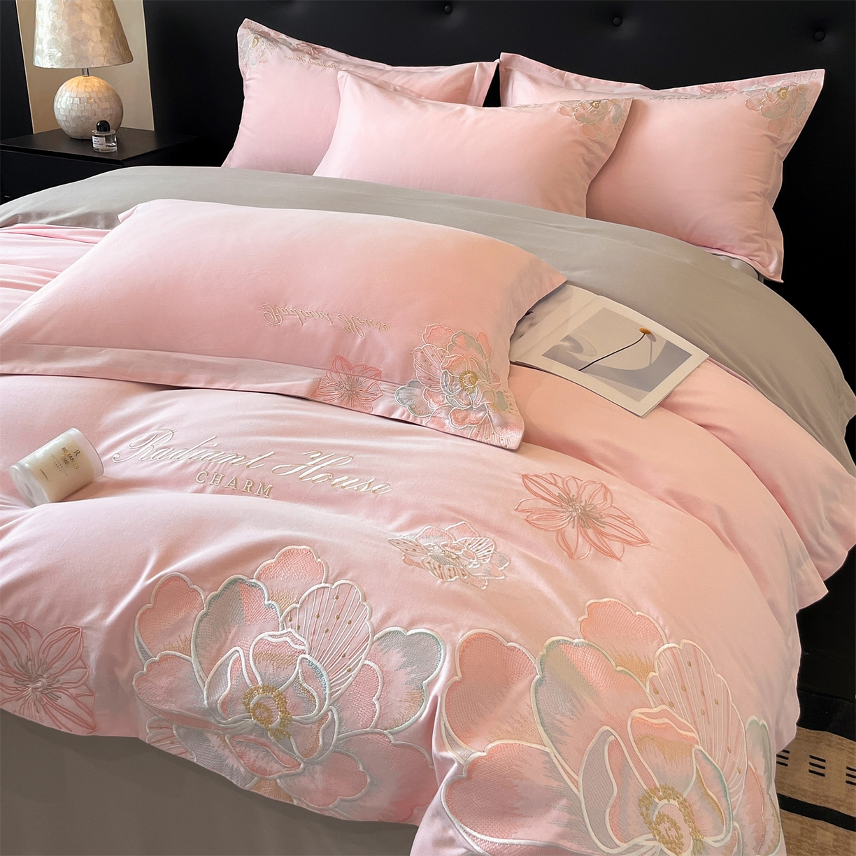 91家纺网 家纺一手货源 找家纺 笙意家纺 2025新款A类全棉磨毛刺绣四件套-秘境系列 秘境-绯粉+陨石灰