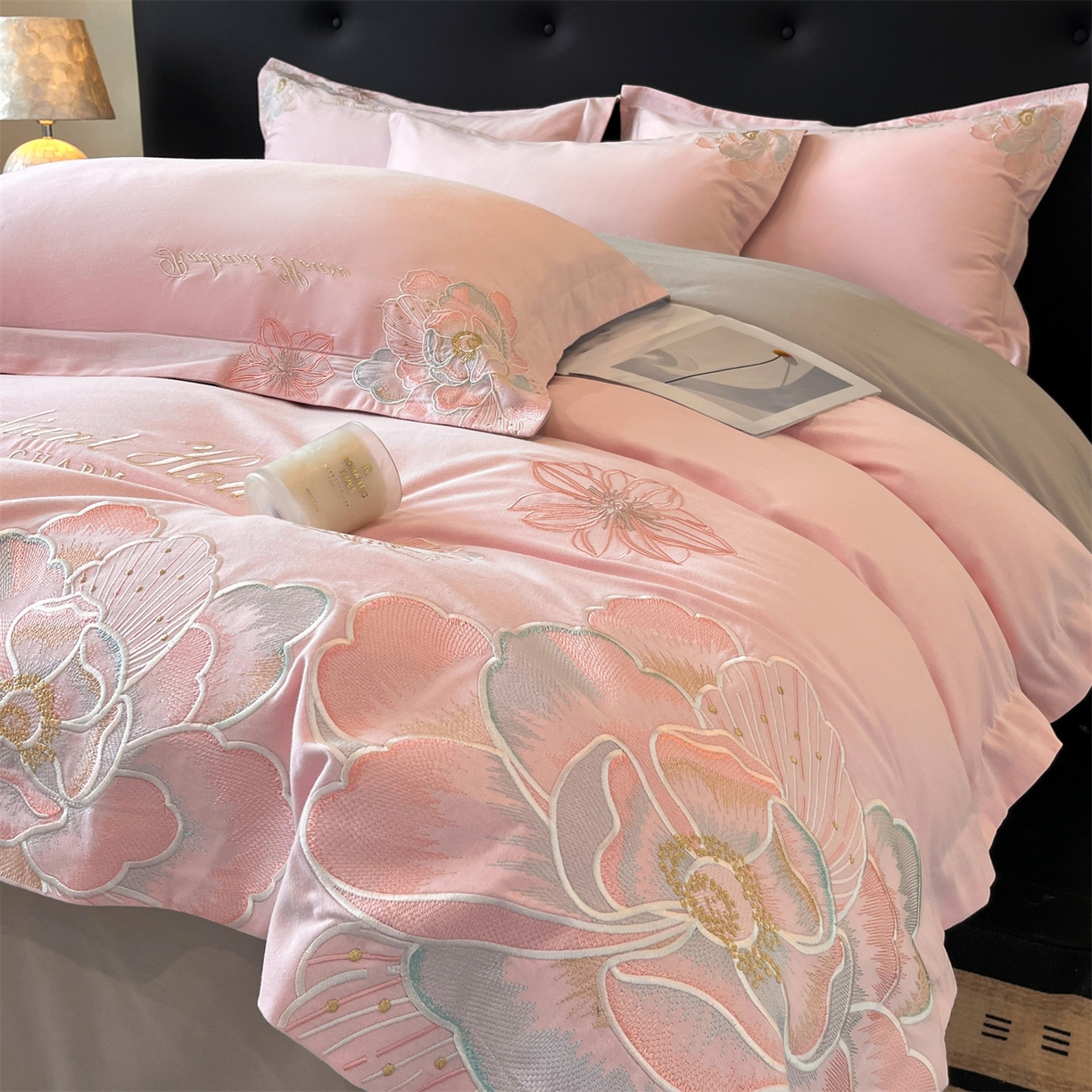 91家纺网 家纺一手货源 找家纺 笙意家纺 2025新款A类全棉磨毛刺绣四件套-秘境系列 秘境-绯粉+陨石灰