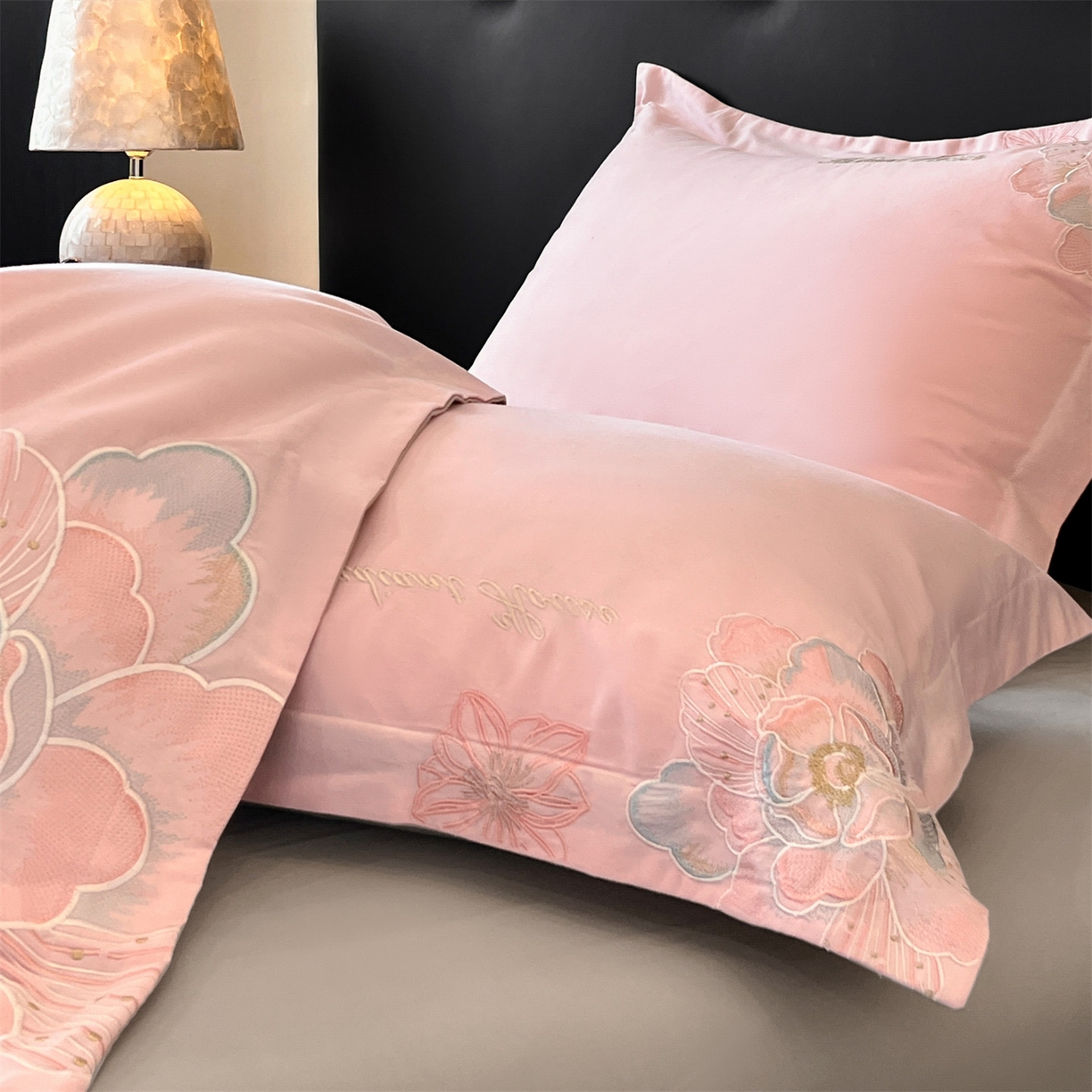 91家纺网 家纺一手货源 找家纺 笙意家纺 2025新款A类全棉磨毛刺绣四件套-秘境系列 秘境-绯粉+陨石灰