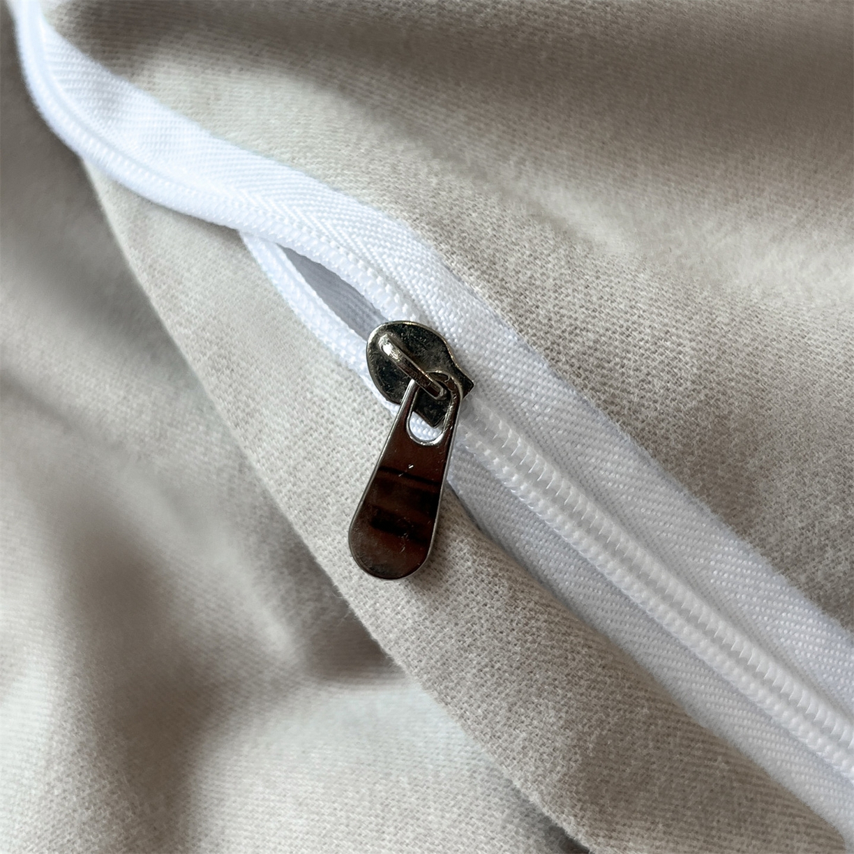 91家纺网 家纺一手货源 找家纺 笙意家纺 2025新款A类全棉磨毛刺绣四件套-秘境系列 秘境-绯粉+陨石灰