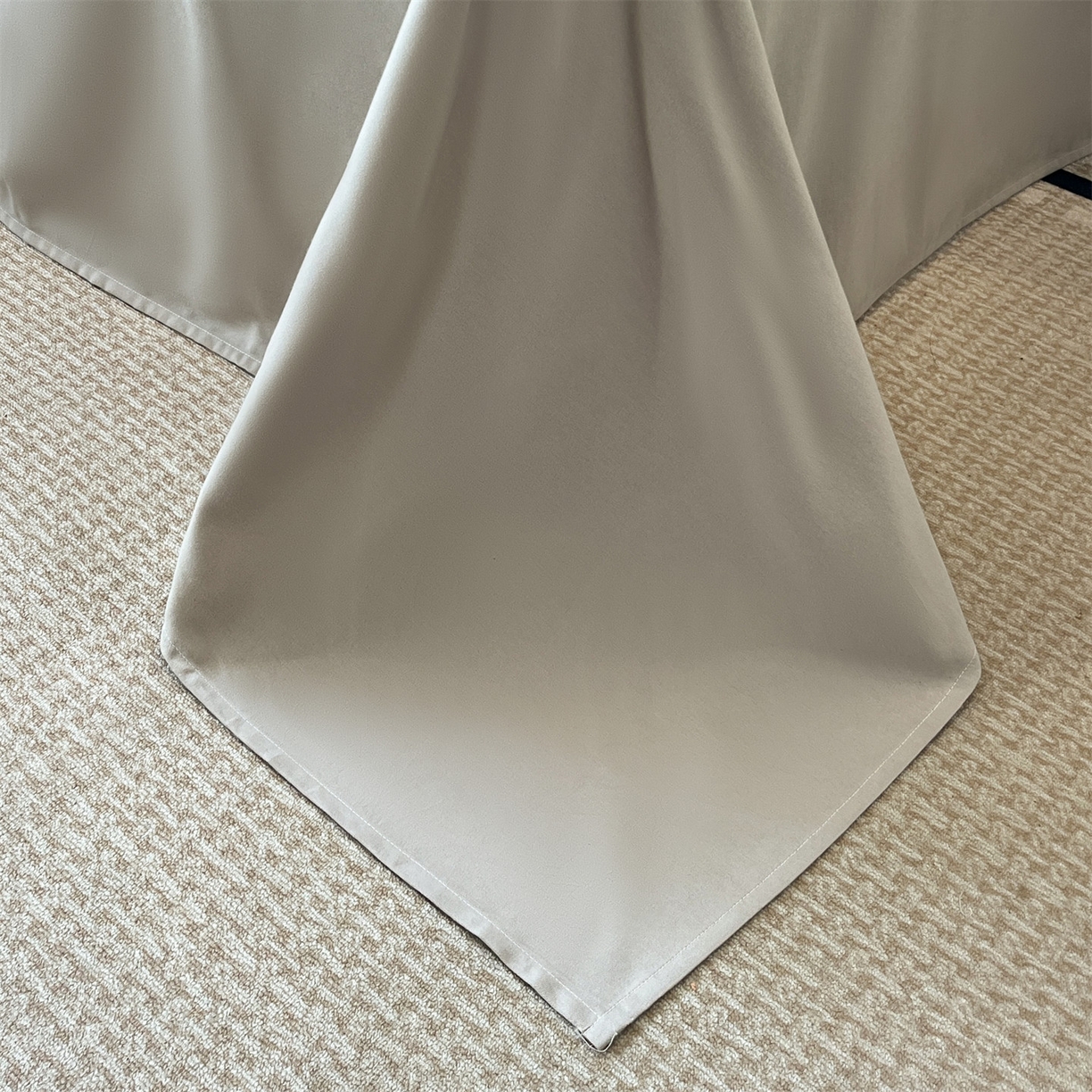 91家纺网 家纺一手货源 找家纺 笙意家纺 2025新款A类全棉磨毛刺绣四件套-秘境系列 秘境-绯粉+陨石灰