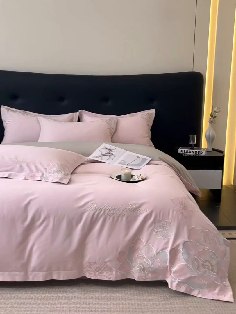 91家纺网 家纺一手货源 找家纺 笙意家纺 2025新款A类全棉磨毛刺绣四件套-秘境系列 秘境-绯粉+陨石灰