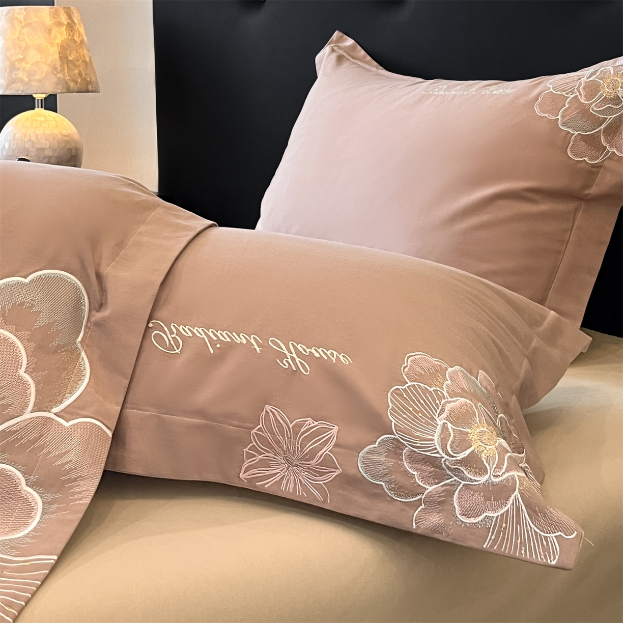 91家纺网 家纺一手货源 找家纺 笙意家纺 2025新款A类全棉磨毛刺绣四件套-秘境系列 秘境-热带棕+沙丘棕