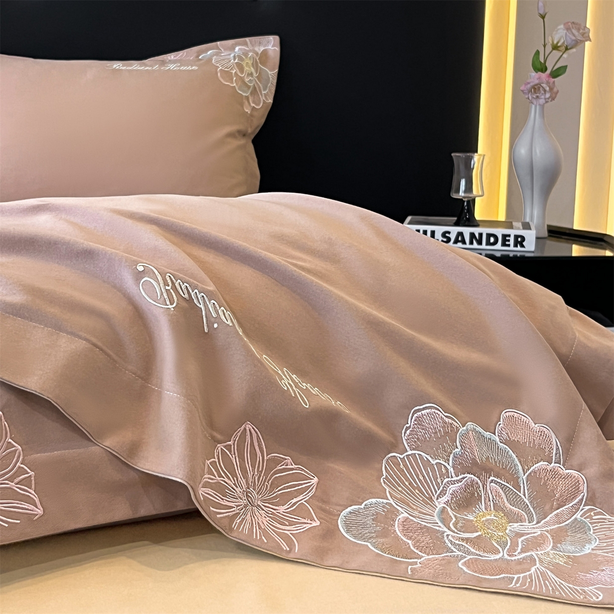 91家纺网 家纺一手货源 找家纺 笙意家纺 2025新款A类全棉磨毛刺绣四件套-秘境系列 秘境-热带棕+沙丘棕