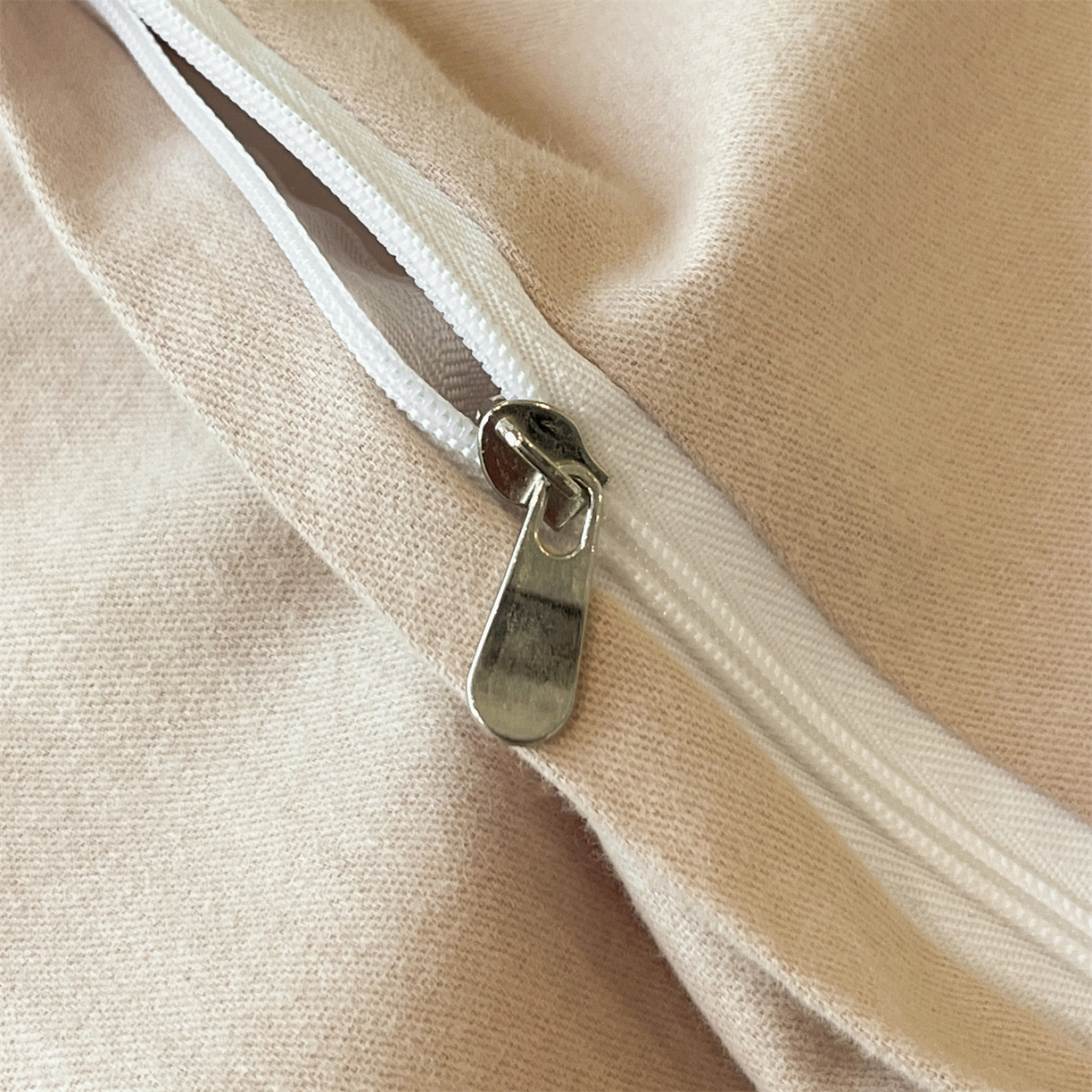 91家纺网 家纺一手货源 找家纺 笙意家纺 2025新款A类全棉磨毛刺绣四件套-秘境系列 秘境-热带棕+沙丘棕