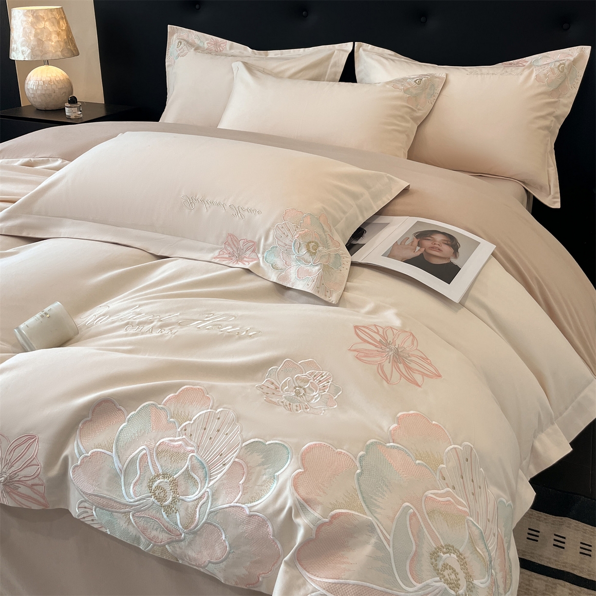 91家纺网 家纺一手货源 找家纺 笙意家纺 2025新款A类全棉磨毛刺绣四件套-秘境系列 秘境-柔雾米+沙丘棕