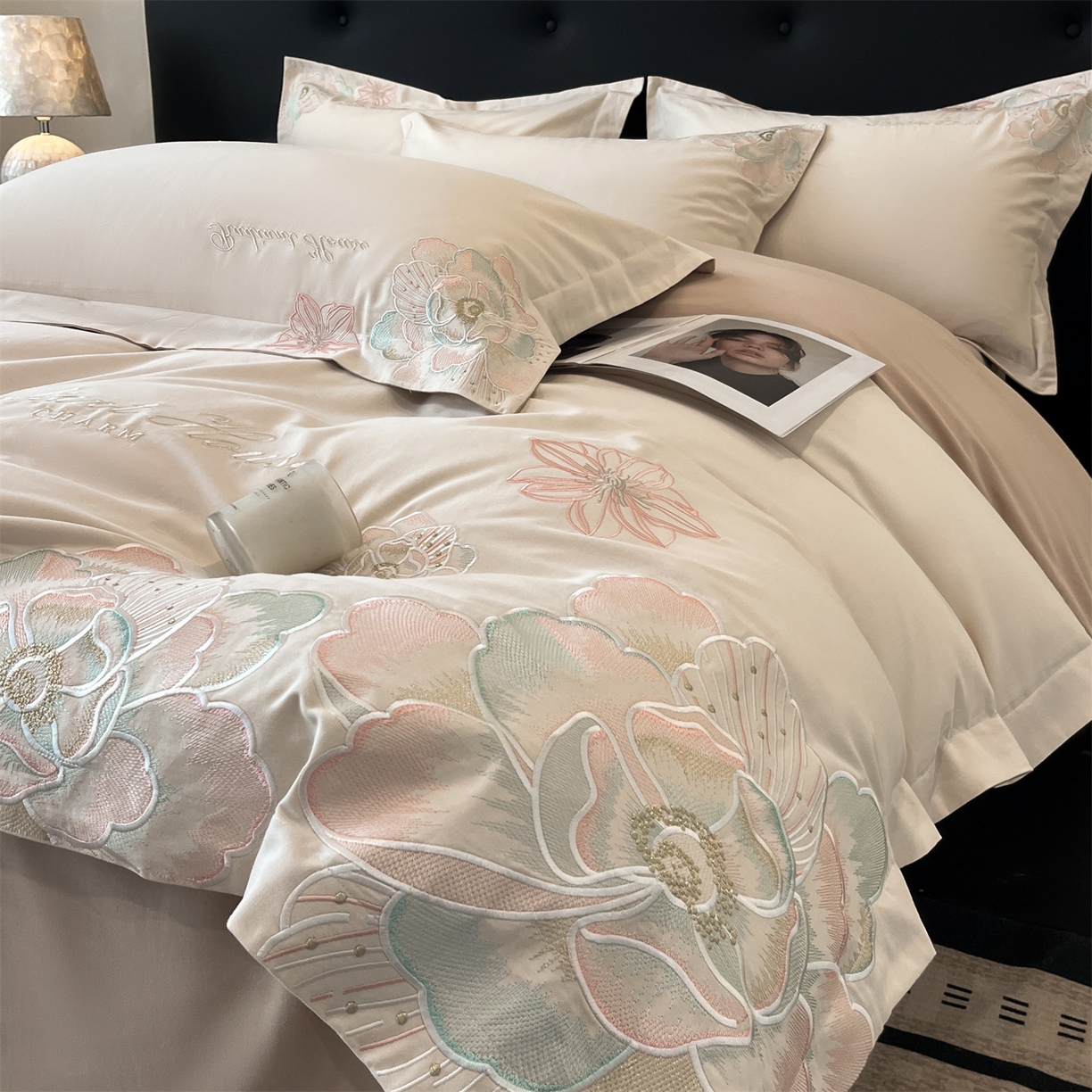 91家纺网 家纺一手货源 找家纺 笙意家纺 2025新款A类全棉磨毛刺绣四件套-秘境系列 秘境-柔雾米+沙丘棕